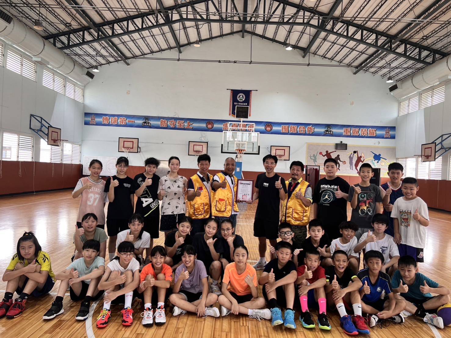 膜力威數位科技創辦人陳中威捐贈母校忠貞國小籃球隊制服